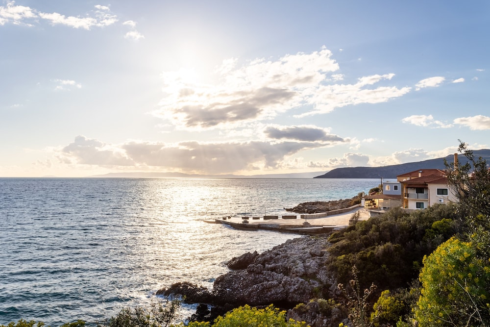 Sunset Serenity - Kardamili Seaside Getaway