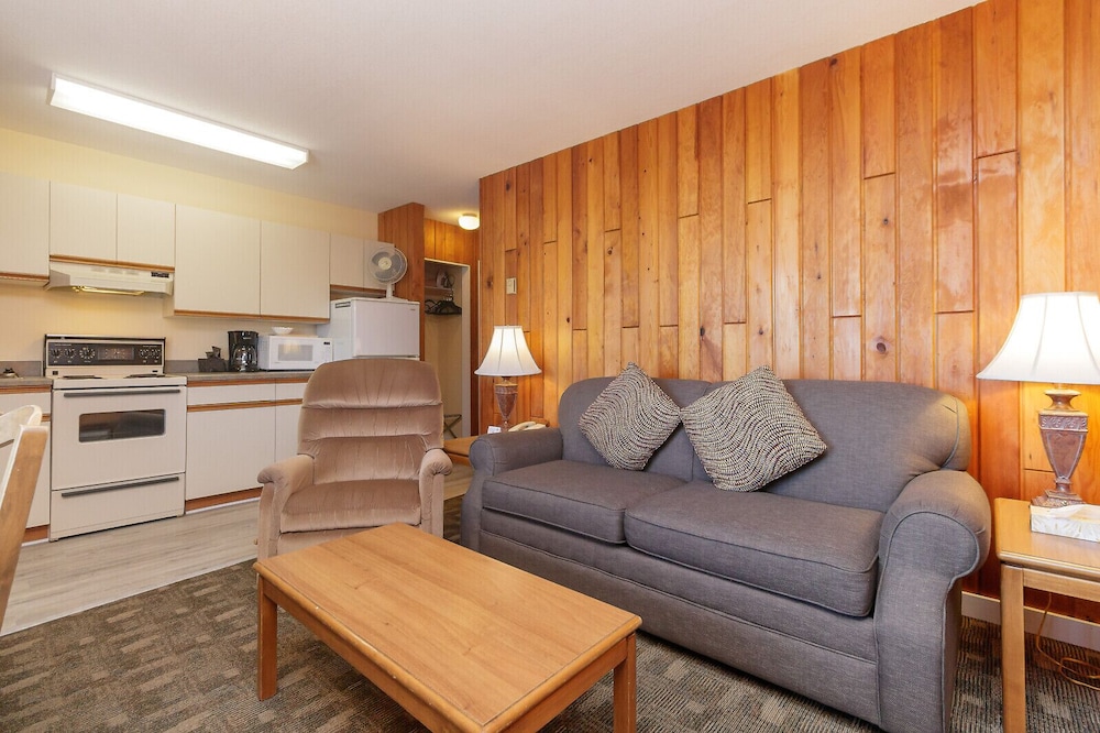 The Cedarwood Inn & Suites