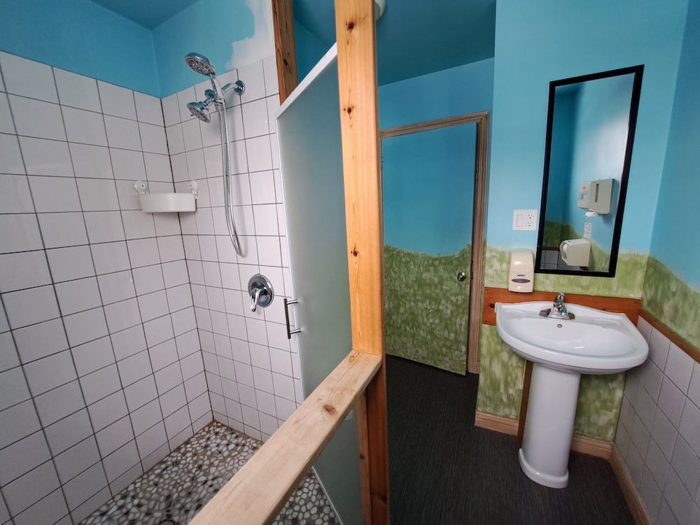 Levis Vacations - Auberge Jeunesse LouLou's Backpacker Hostel - Property Image 52