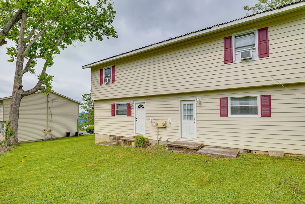 West Virginia Townhome ~ 6 Mi to Fayetteville! view 5
