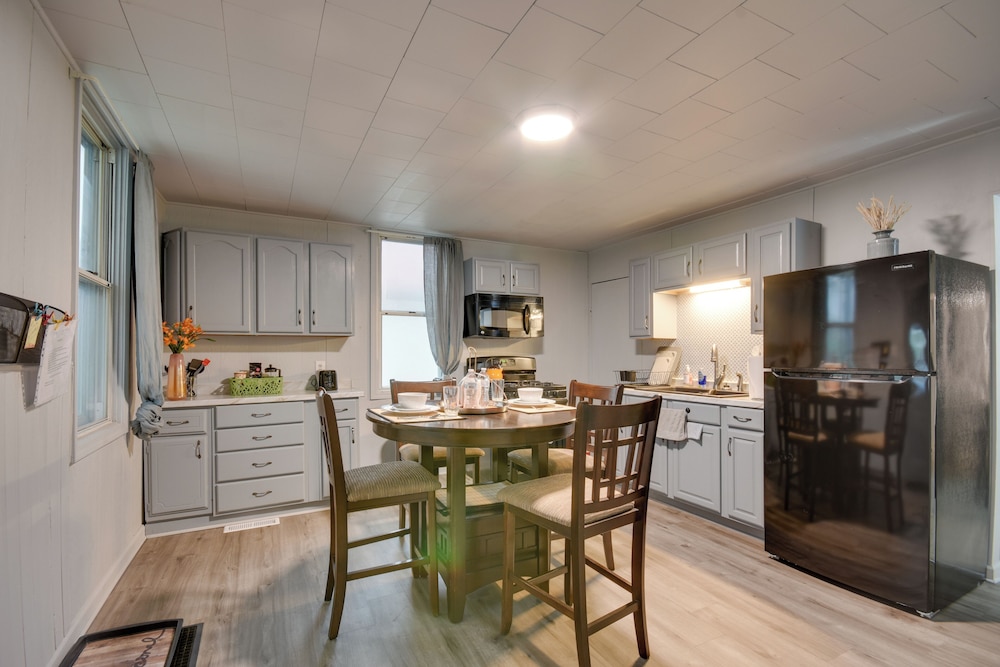 2 Mi to Historic District: Cozy Home in Quincy!