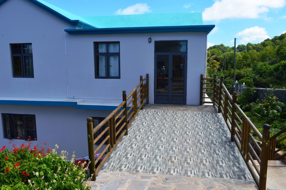 Domaine Les Rosiers Guest House