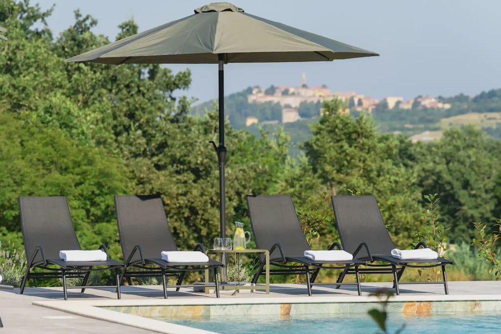 Photinia in Labin With 3 Bedrooms and 1 Bathrooms