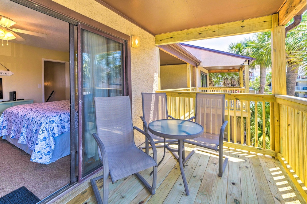 Beautiful PCB Townhome: Balcony & Resort Amenities