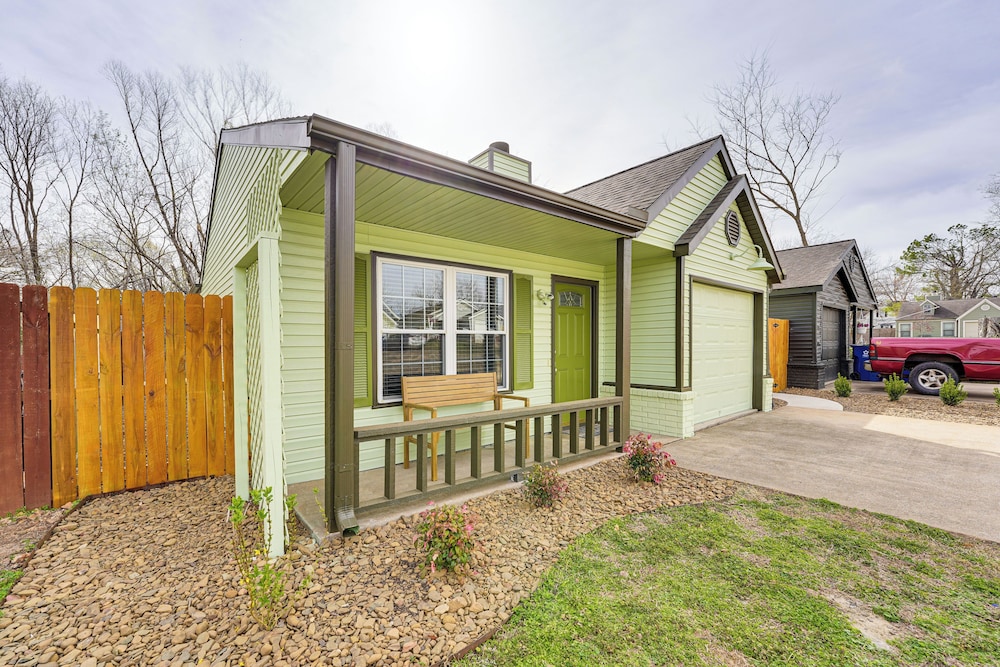 1 Mi to Dtwn: Bentonville Retreat w/ Patio