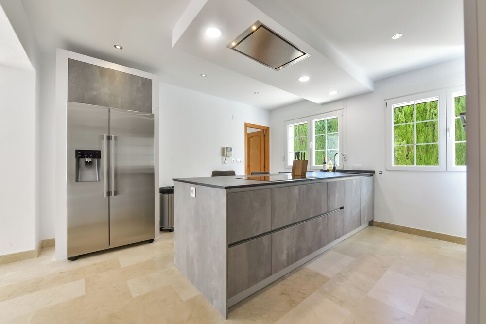 4bed Villa Sleeps 8- Pool, Garden, Bbq, Near Beach
