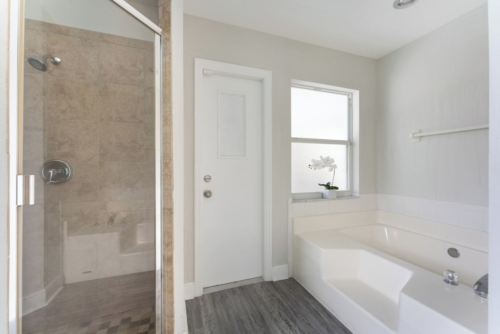 Heated Pool & Bathtub 4BR Near Disney