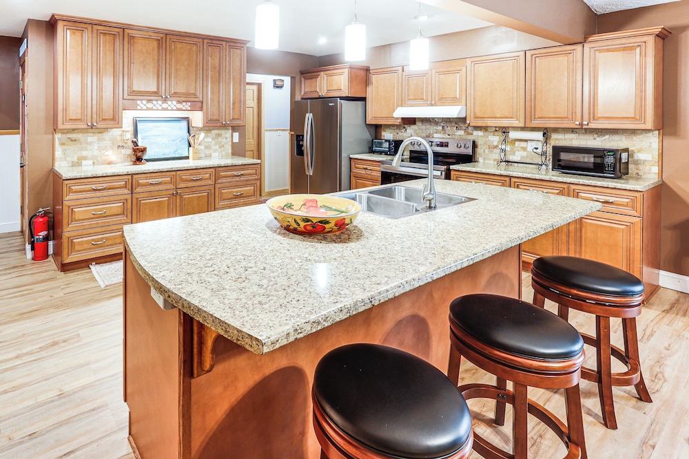 Family-friendly Home w/ Furnish Patio in Crystal!