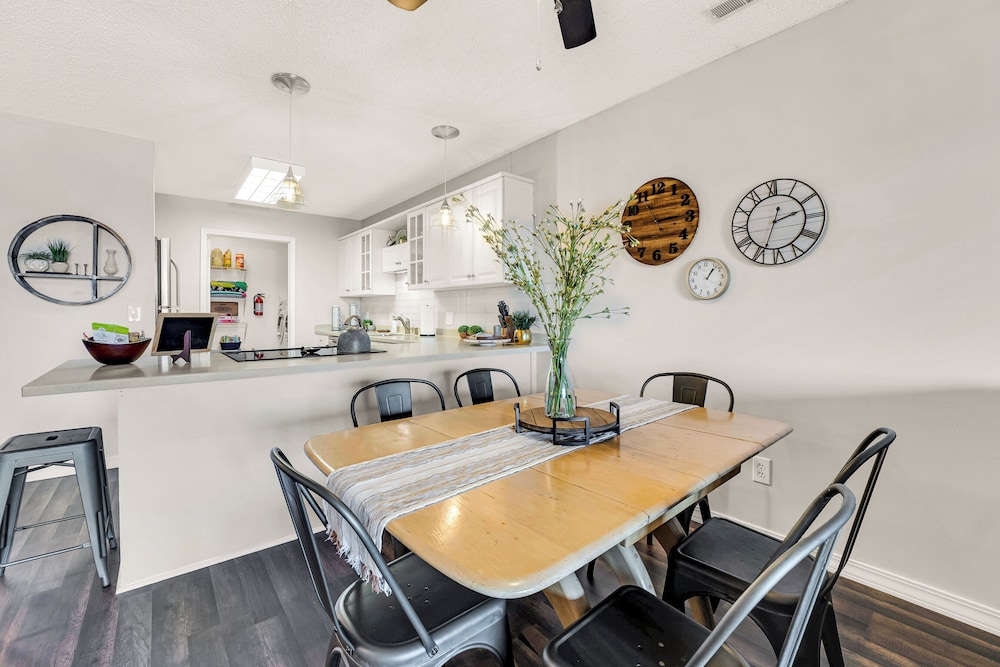 Bright Stylish Condo w/ Balcony