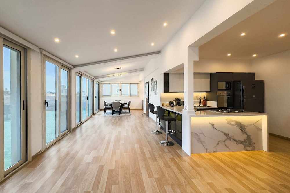 Posh & Panoramic 2bdr Rooftop 5 Min To Airport
