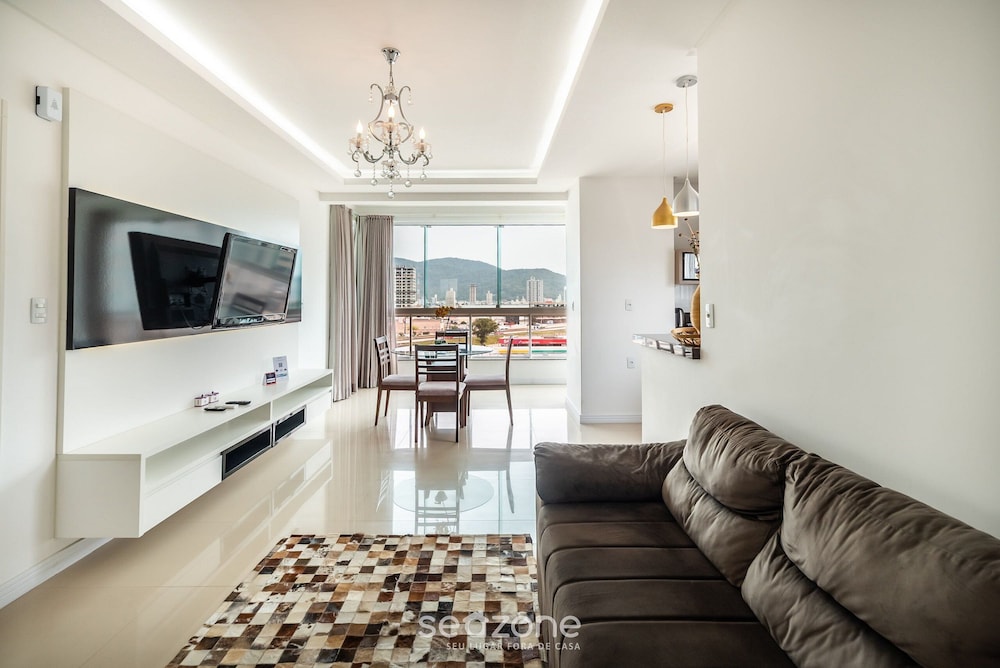 2BR Apt With BBQ in Meia Praia Mlo0601