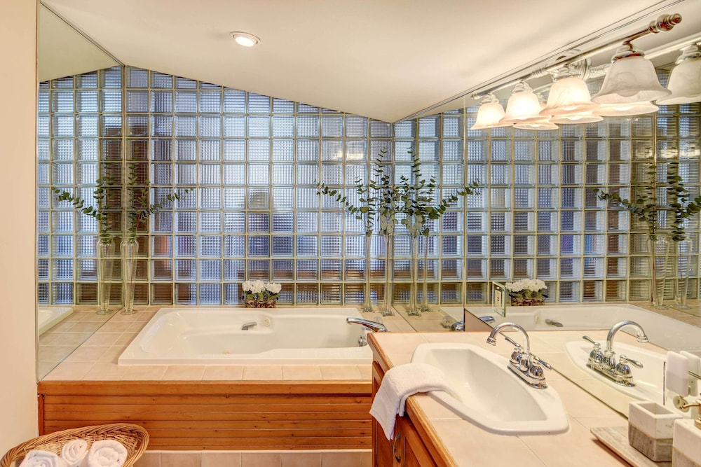 Beautiful Portsmouth Cottage By the Sea w/ Jacuzzi