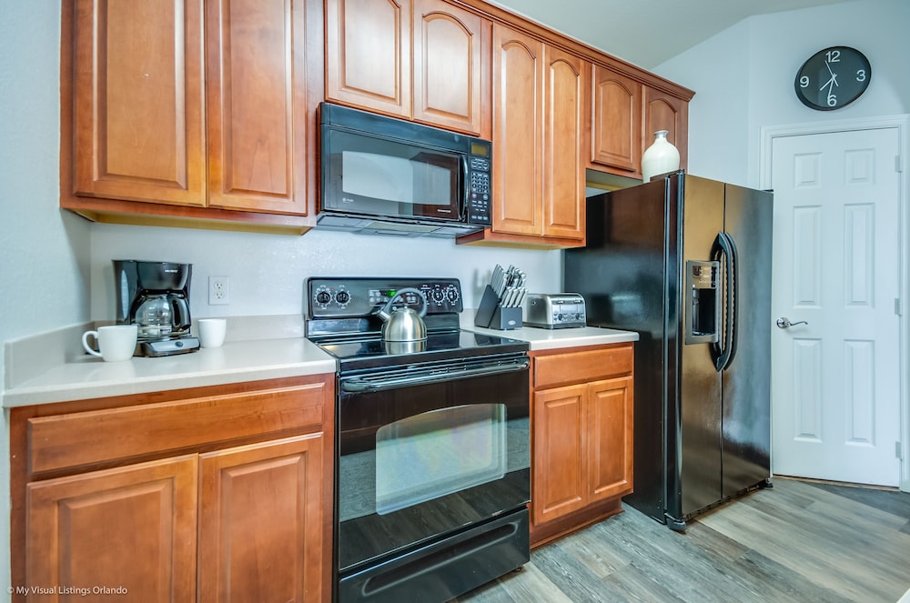 Santiago's Corner Ventura 3 Bedroom Condo by RedAwning