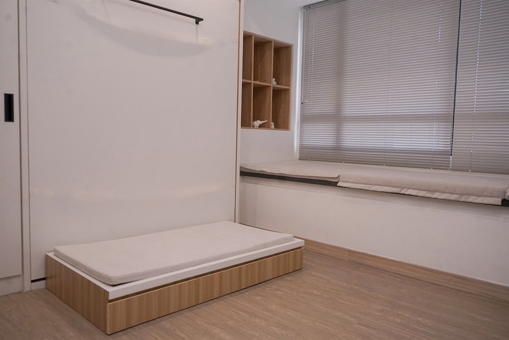 Modern And Comfy Studio At Collins Boulevard Apartment