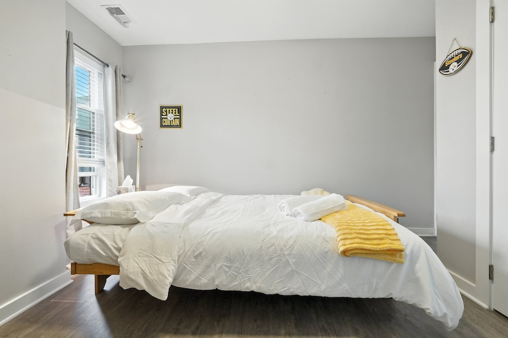 Cozy Historic Row Home- Near Stadiums! 3 Bedroom Home