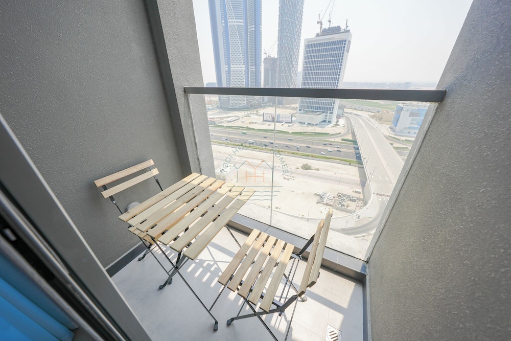 Urban Skyline City Comfort Studio