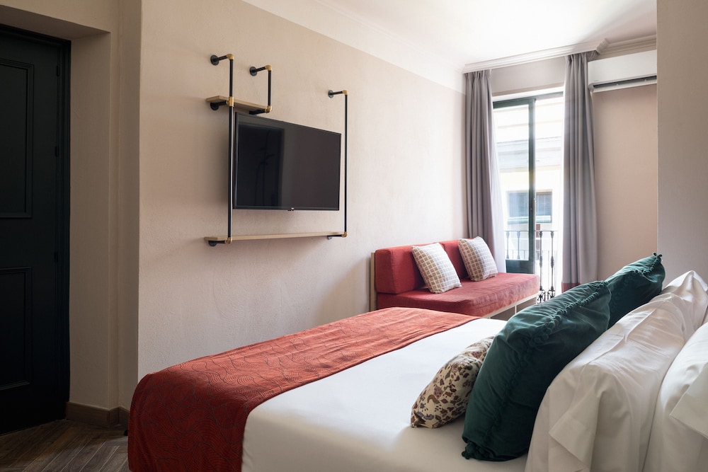 Honest Sevilla Hotel 8