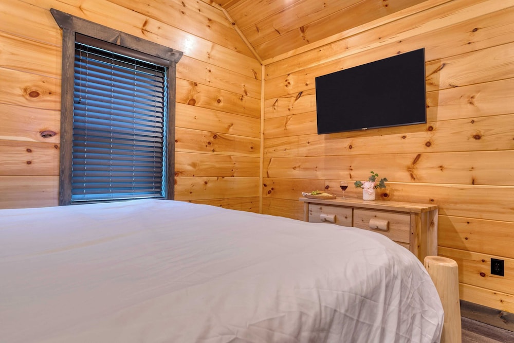 All Fun & Games by Avantstay Indoor Pool, Game Room, Theater, Mountain Views Near Pigeon Forge & Dollywood