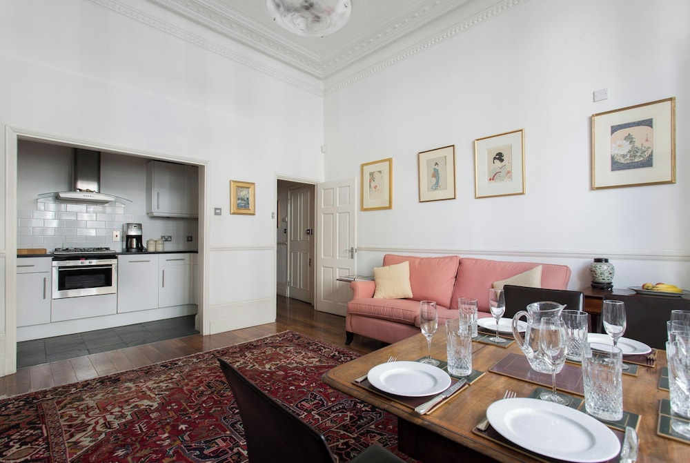 Clanricarde Gardens II by Onefinestay
