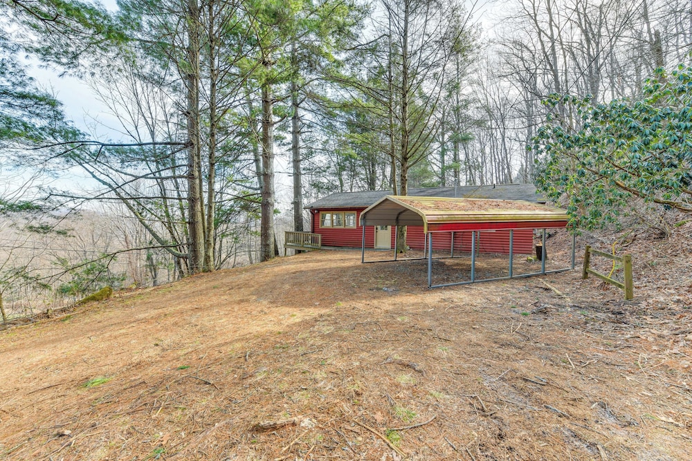 Hot Tub & Mountain Views: Waynesville Retreat!
