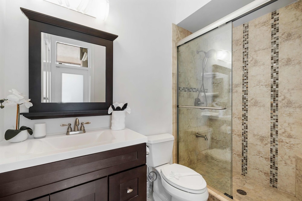 Grand 6BR Plantation Estate w/ Tennis & Pool