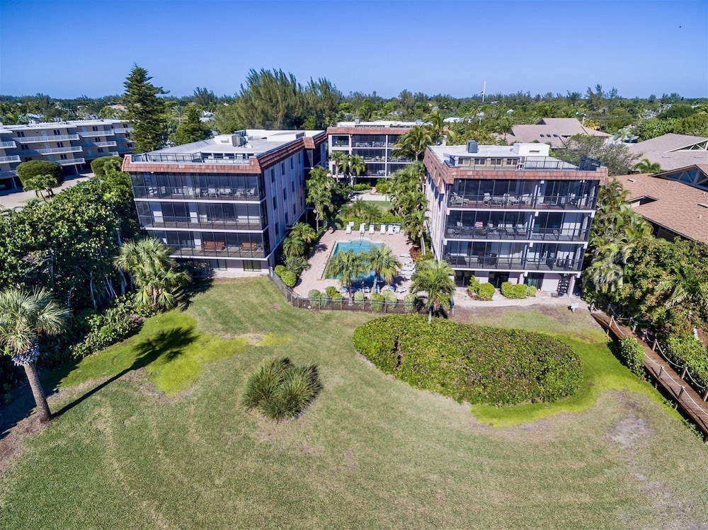 Shorewood Condos by Dream Vacation Rentals