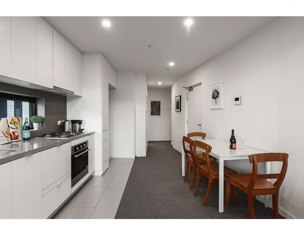 2 bed Apartment in Trendy Collingwood