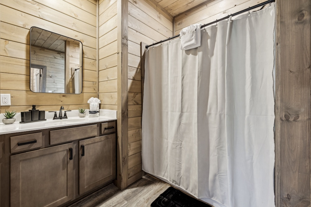 Jerne To The Top 4 Bedroom Cabin