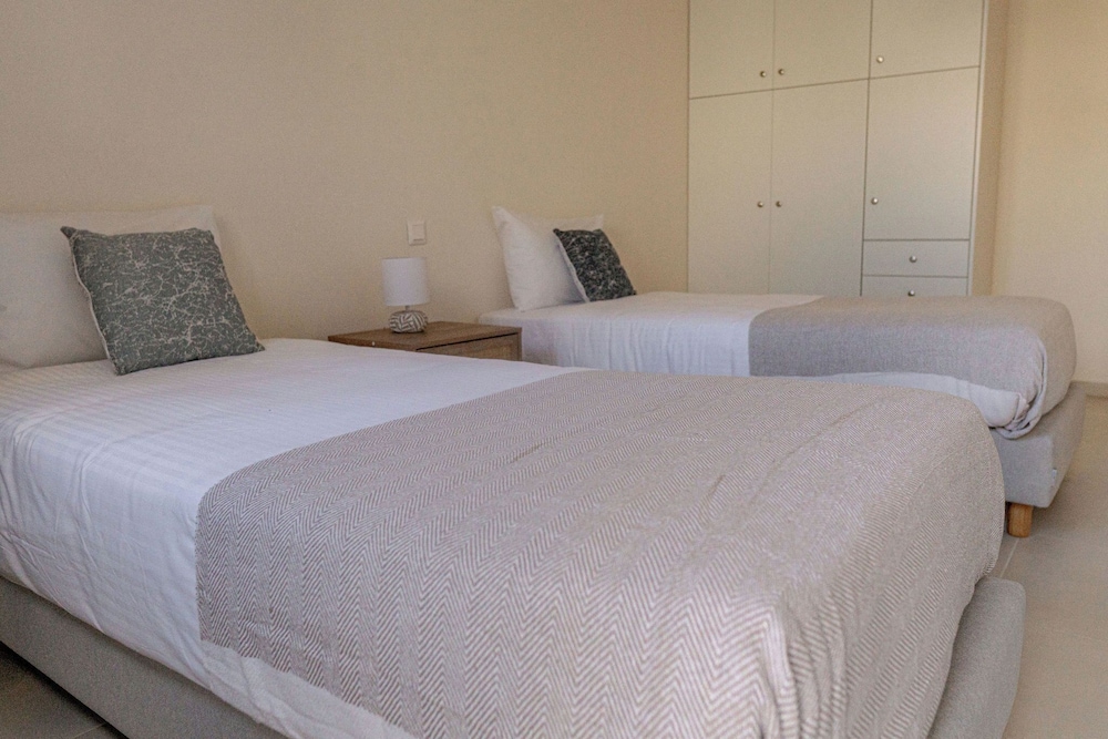 Phaedrus Living: Seaside Thalassa Cretan D101