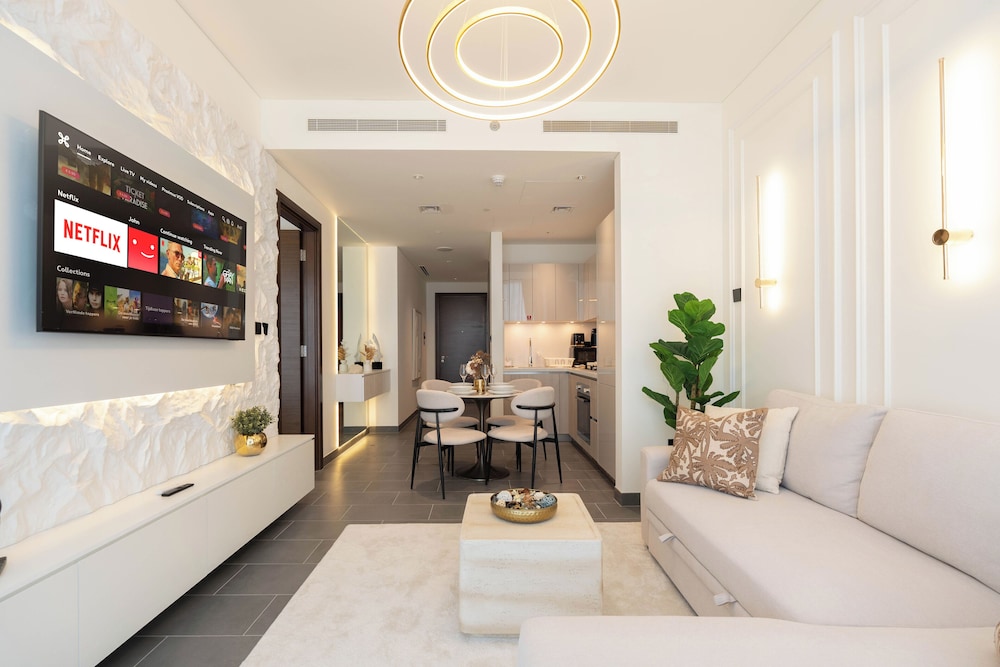 Premium 1BR Oasis - City Views & Pool