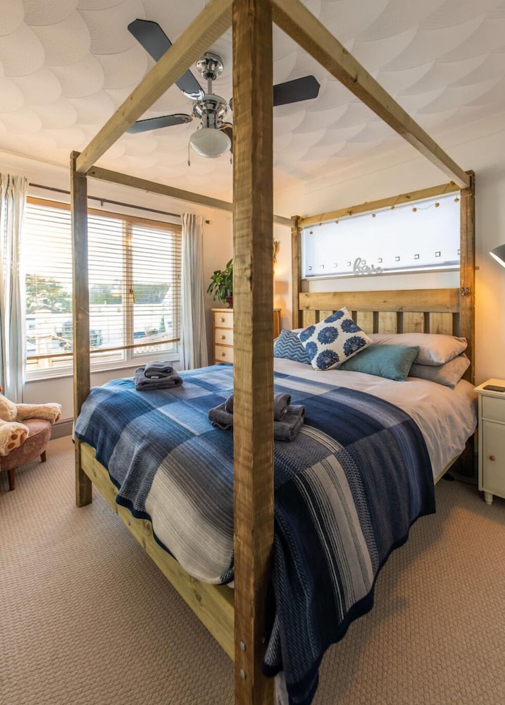 1 Bed Flat - Sleeps 2 - Pets - Balcony - Parking view 3