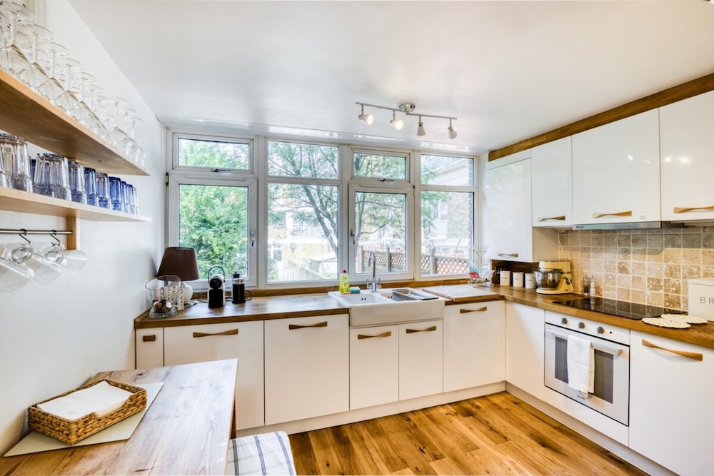 Homely 4 Bedroom House in Brixton