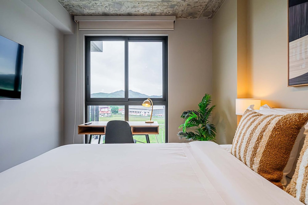 w Trendy 2BR w Balcony in the Heart of Centriqo