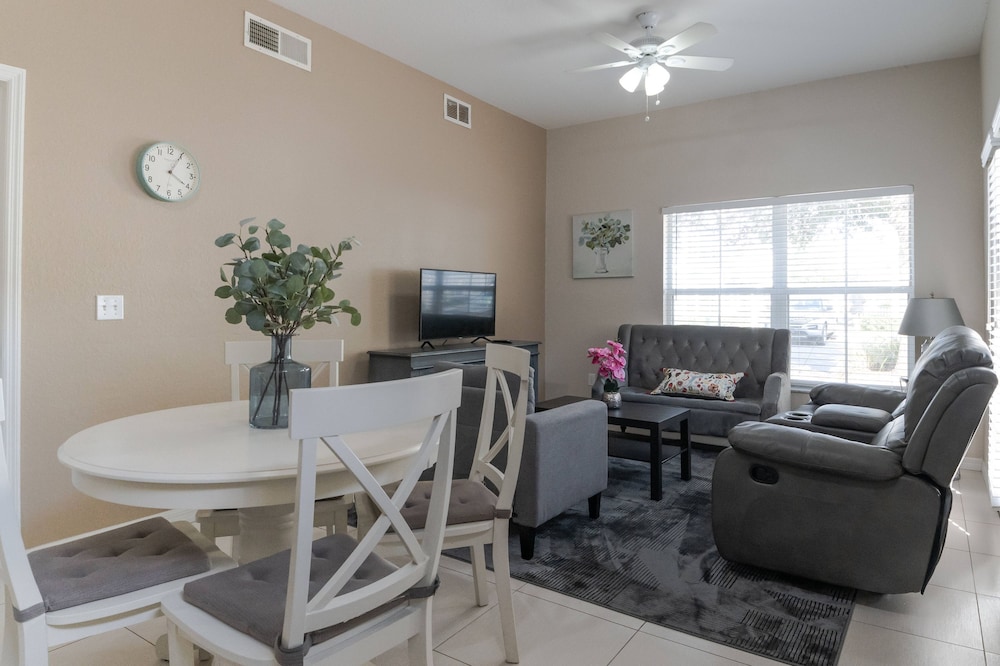 Charming Townhouse Near Disney