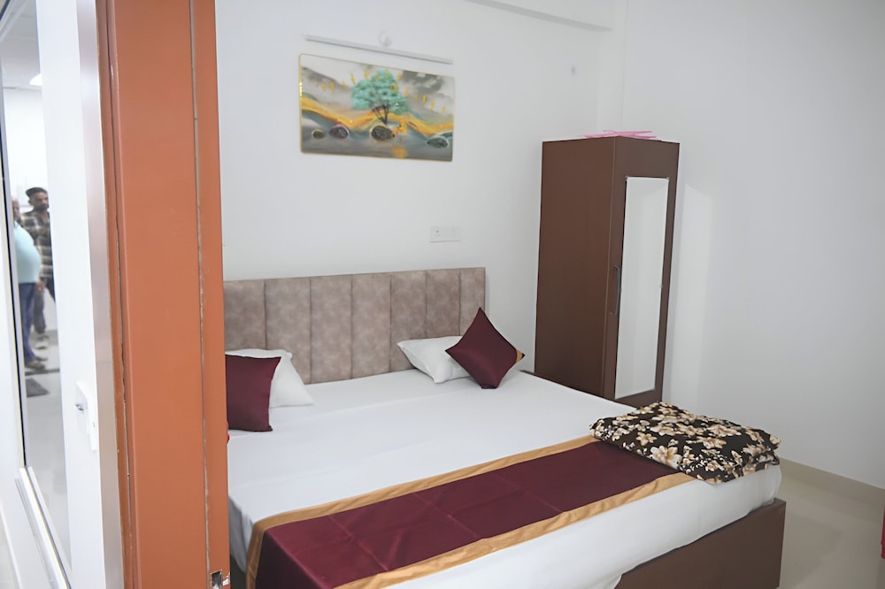 HOTEL NEELKANTH PALACE
