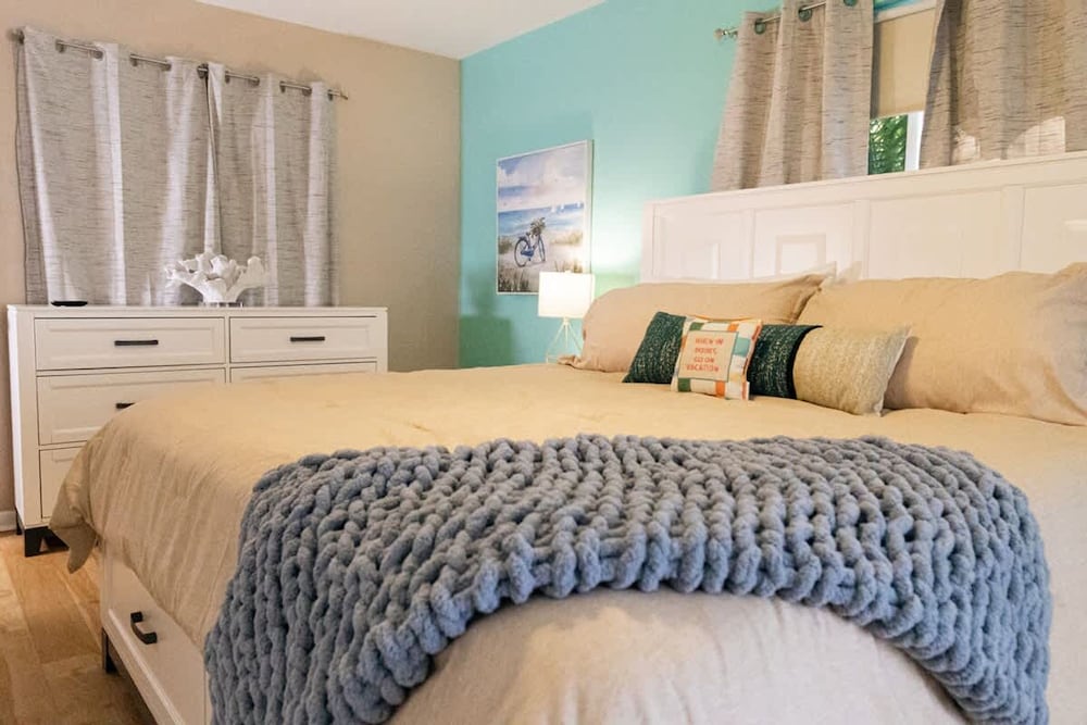 Four Bed Home With Pool Game Room Bar Near Beach