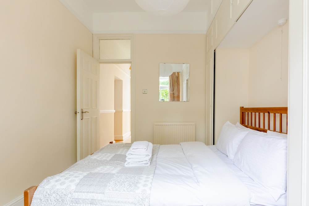 Roomy 3BD by Hampstead Heath!