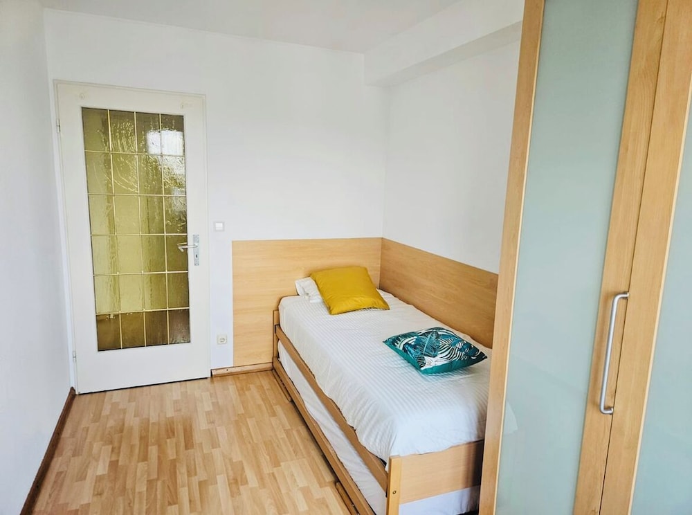 Large 3bedrooms in belair TerraceParking view 4