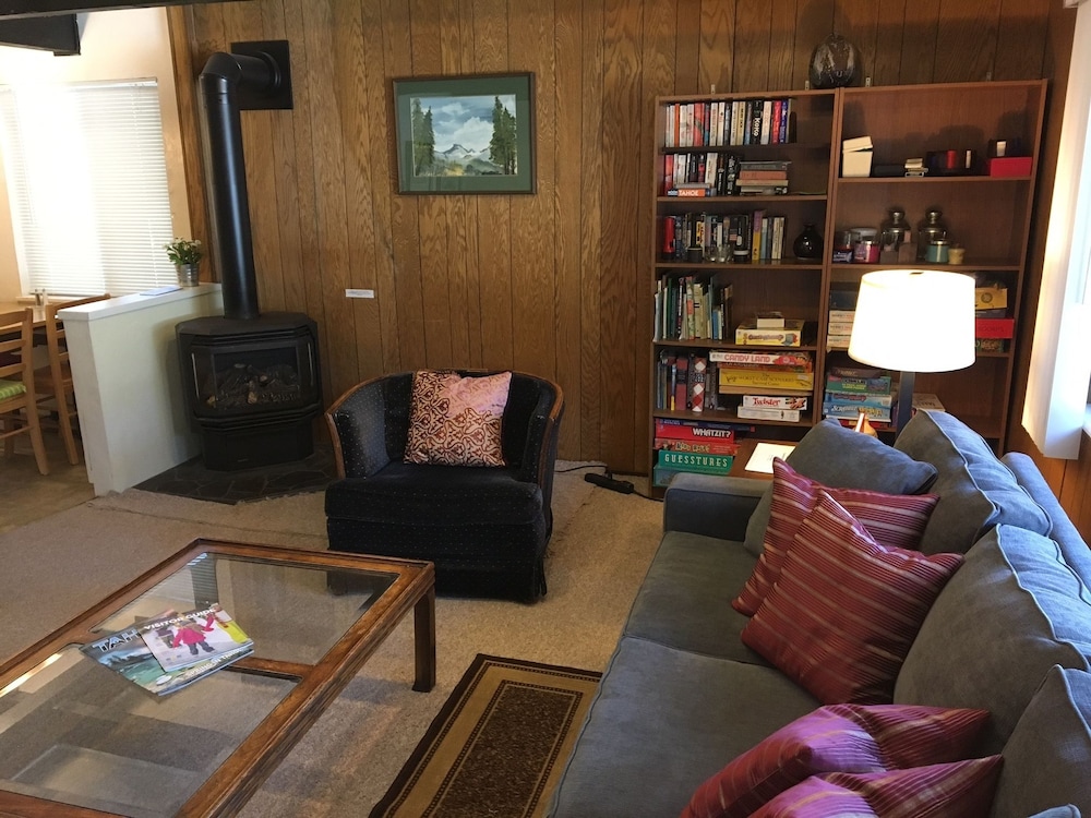 Classic Carnelian Bay Log In Lake Tahoe 4 Bedroom Cabin by RedAwning - Property Image 10