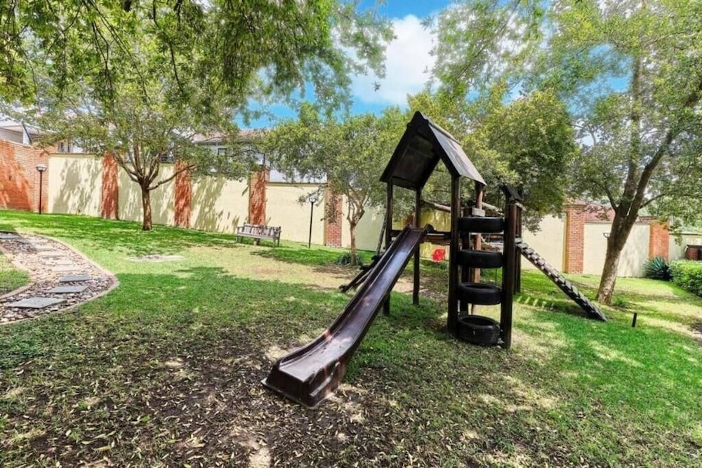 Luxury 2 Bedroom Apartment Near Monte Casino, Johannesburg