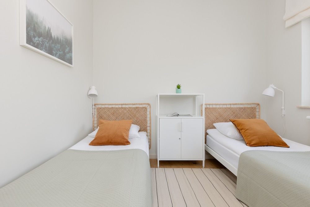 Bright Two Bedroom Apartment by Renters view 4