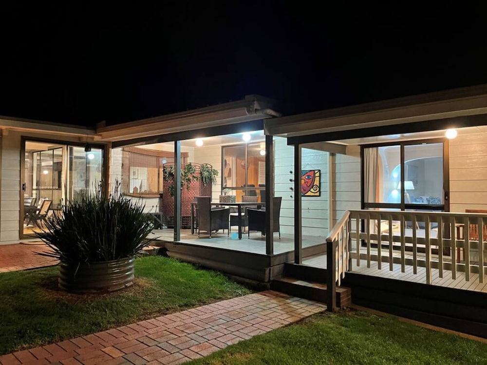 Killarney Coastal Country Retreat Spa Pet Friendly Fireplace