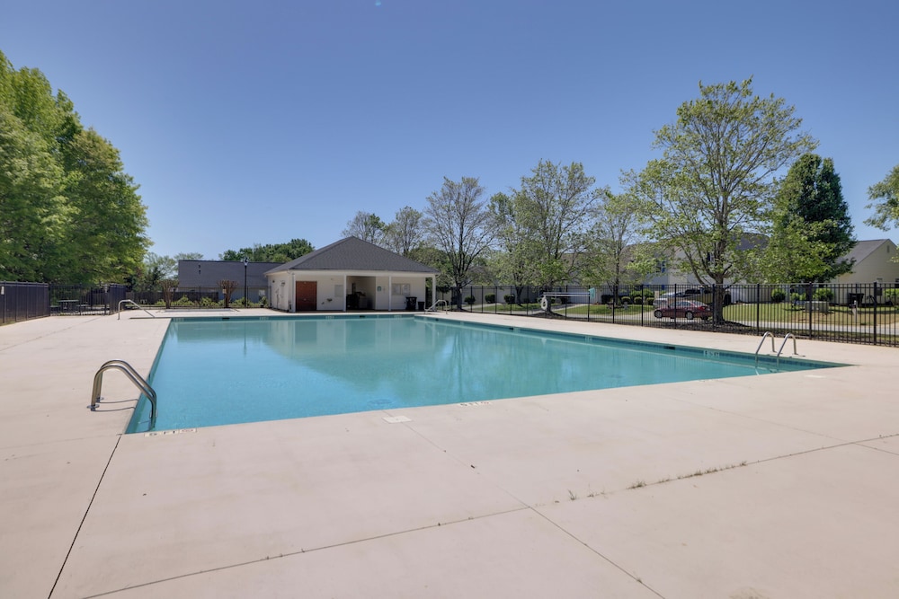 Mini Putting Green & Pool Access: Simpsonville Gem