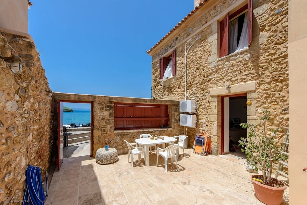 Waveside Sanctuary - Luxurious Seastone Villa