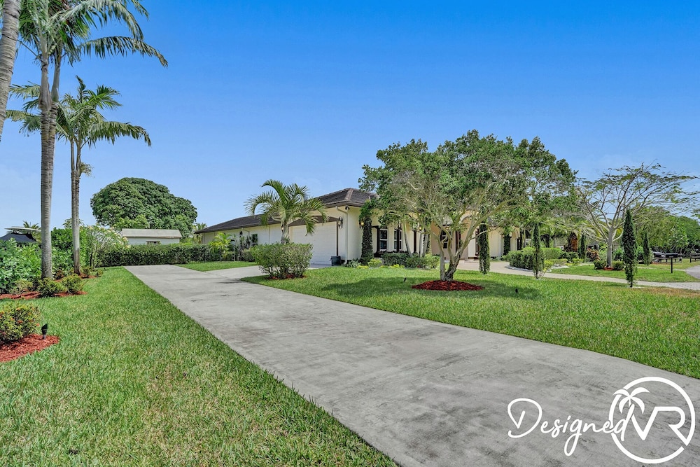 8-BR with Pool & Mini-golf & Soccer 5