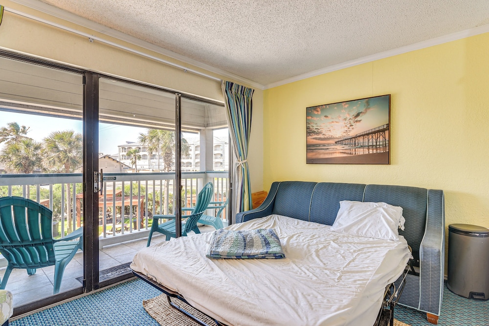 Stroll to Shore: Gem w/ Pool Access in Galveston