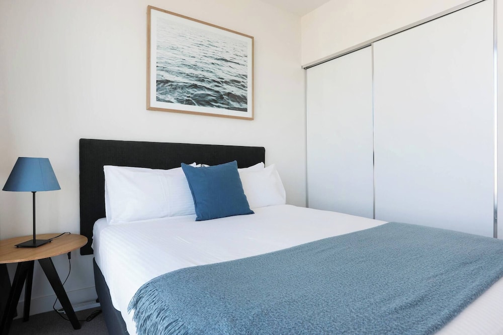 Southbank 2BR High City Views Enjoy Wine, Gym, Pool, Wifi