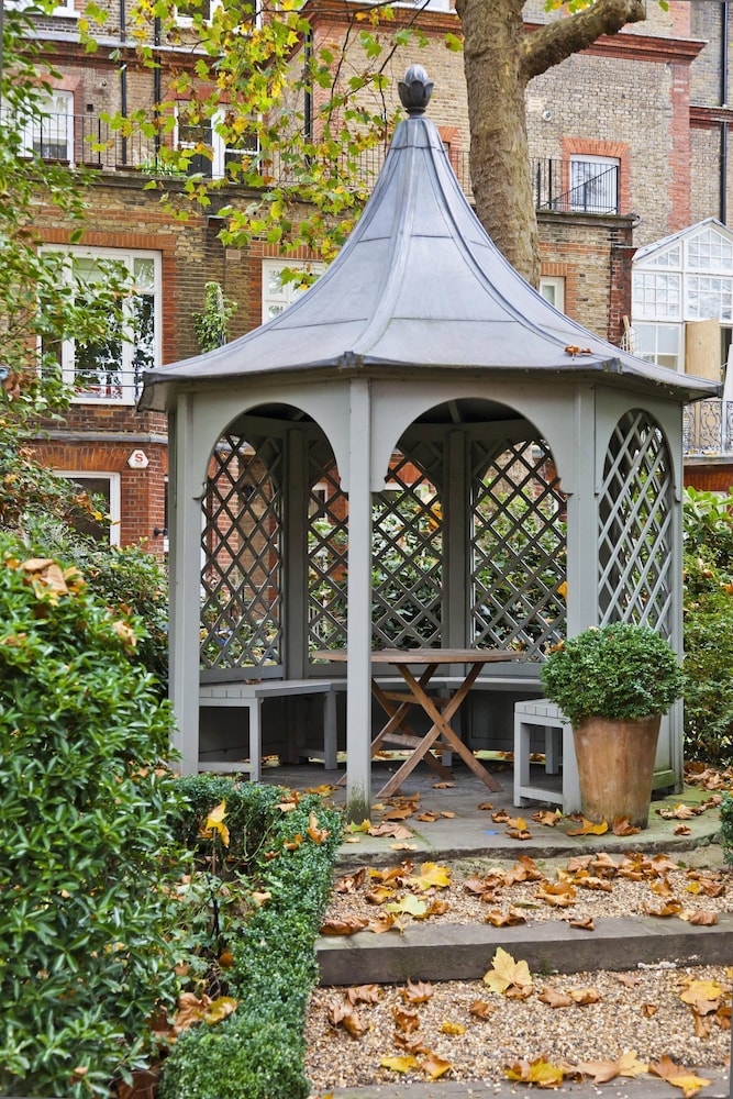 Gledhow Gardens by Onefinestay