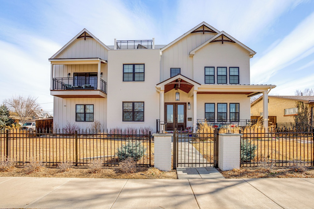 Luxe Designer Flat on Sloans Lake w/ Rooftop Deck