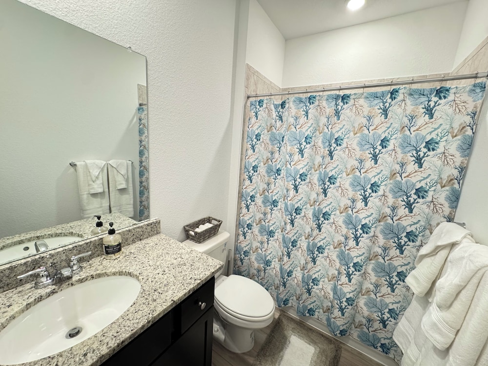 Modern 4BR New Home w Luxury Touches